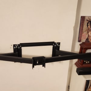 זרוע מתכת שחורה מותקנת על קיר