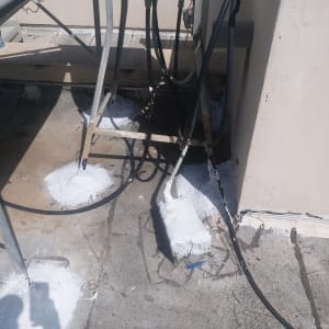 איטום סביב כבלים על גג עם חומר לבן