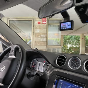 תא נהג עם מצלמת דרך ומערכת ניווט ברכב