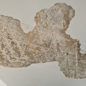 קיר עם צבע מתקלף ותיקונים נדרשים