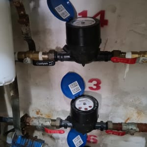 מד מים עם ברזים וצינורות מתכת