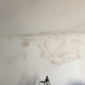 כתמי רטיבות על קיר לבן