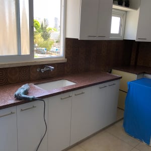 מקדחה על משטח עבודה במטבח במהלך שיפוץ