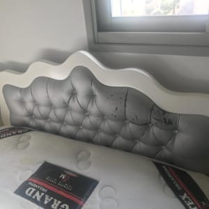 ראש מיטה מרופד עם כתמים כהים