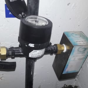 מד מים עם צינורות ומחברים