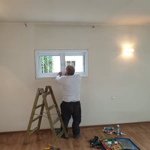 החלפת חלון ישן החדש עם תריס