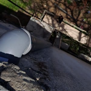 צינור פלסטיק על גג עם שברים