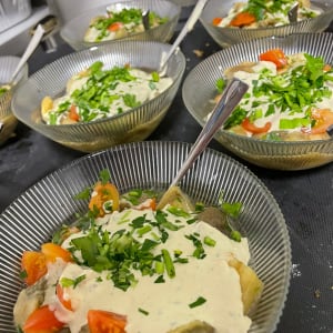 קערות עם סלט ירקות ורוטב לבן