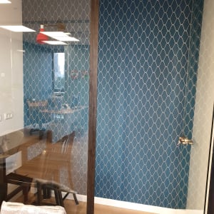 קיר כחול עם טפט דוגמת רשת לבנה