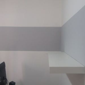 קיר צבוע בפסים אפורים ולבנים