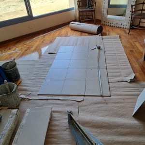 אריחים מונחים על רצפה, כלי עבודה ושלטים