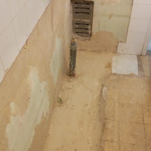 קיר מטויח עם סימני צבע ישנים