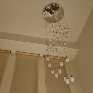 נברשת תלויה עם נורות עגולות מהתקרה