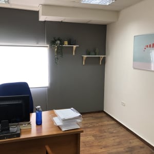 תמונה ממוסגרת עם פסים אדומים על קיר לבן