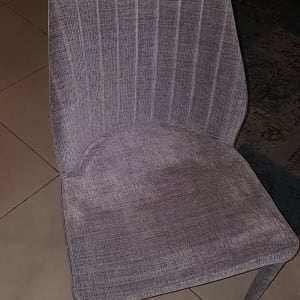 כיסא מרופד בבד אפור עם רגליים תואמות