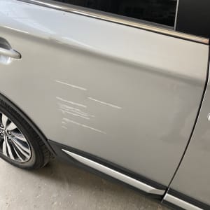 שריטות על דלת רכב כסופה במוסך