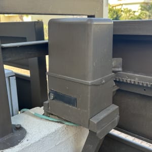 מנוע חשמלי ומסילת שיניים של שער הזזה חשמלי