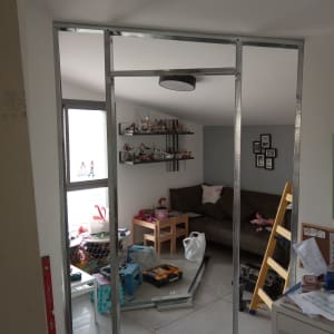 מסגרת מתכת לבניית קיר גבס בחדר מגורים