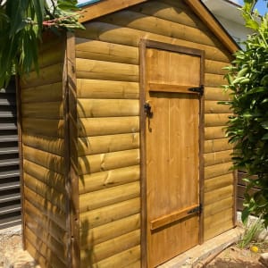 מחסן עץ בגינה עם דלת סגורה