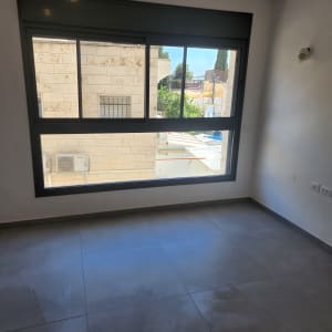 רצפה נקייה עם סימני ניקוי נראים לעין