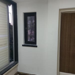 קיר צבוע בלבן עם חלון קטן