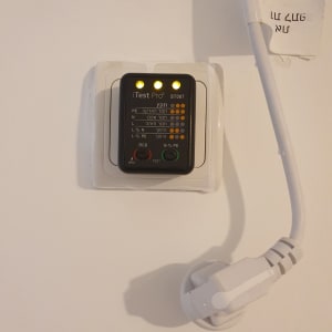 בודק שקעים עם נורות חיווי דולקות