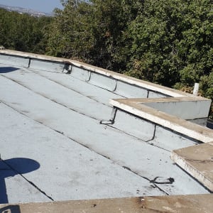 גג אטום עם יריעות ביטומניות ואיטום בזפת