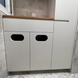 ארון עץ לבן עם ידיות שחורות בחדר אמבטיה