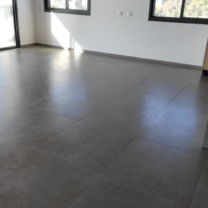 רצפה נקייה עם אריחים גדולים בחדר ריק