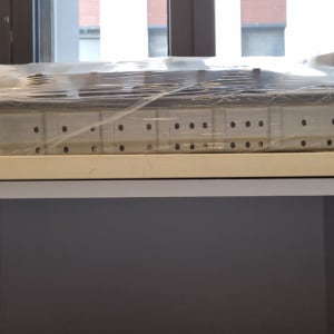 מגש מתכת עטוף בניילון על משטח שיש