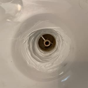 כיור עם חור ניקוז ותיקון איטום