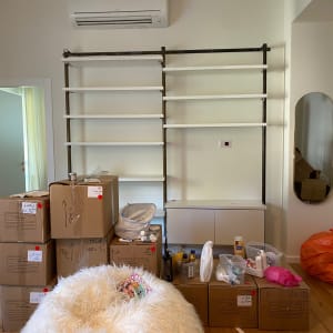 קופסאות קרטון, מדפים ריקים, סלסלות פלסטיק עם מוצרים