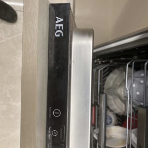 תצוגת מדיח כלים AEG עם כפתורי הפעלה