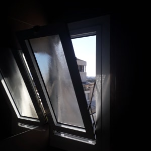 חלון אלומיניום פתוח עם זכוכית מט