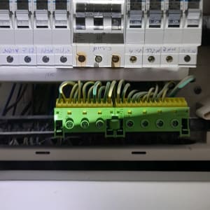 לוח חשמל עם מפסקים וחוטים