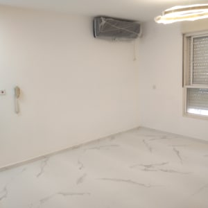 חדר עם רצפת שיש, מזגן מכוסה, תאורה חדשה