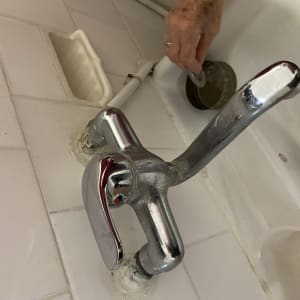 ברז כרום עם ידית, יד מתקנת צינור