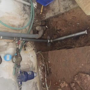 צינורות מים ומדי מים בעבודת אינסטלציה