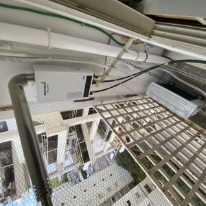 יחידת מיזוג אוויר חיצונית מותקנת על קיר