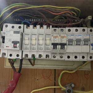 לוח חשמל עם מפסקים וחוטי חשמל צבעוניים