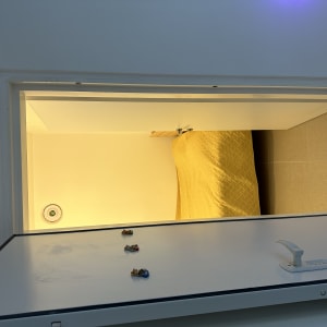 דלת לבנה עם ידית פתוחה ומסגרת מתכתית