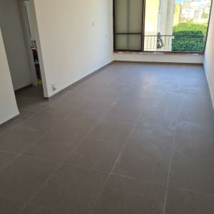 רצפה חדשה עם אריחים גדולים בחדר ריק