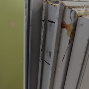 מסגרת תריס מתכת עם סימני חלודה