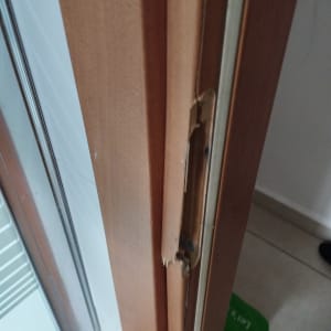 דלת עץ עם נזק ליד המנעול