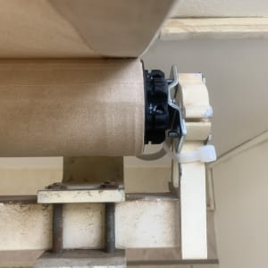 מנגנון גלילה של סוכך עם רצועה מחוברת