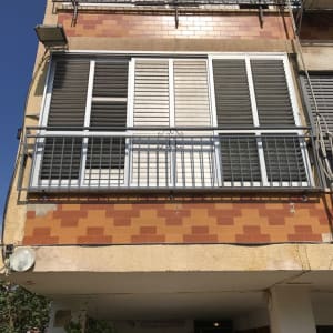 מסגרות מתכתיות על חלונות מרפסת בבניין