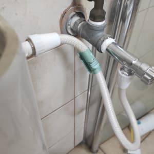 צינור מים מחובר לברז עם חיבורים שונים