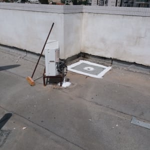 אזור אטום בגג עם חומר איטום לבן