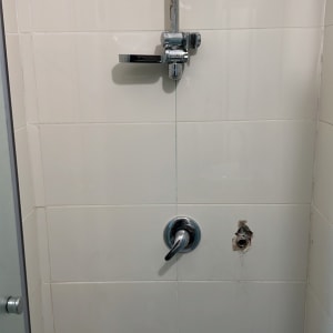 ברז מקלחת עם חור בקיר לידו