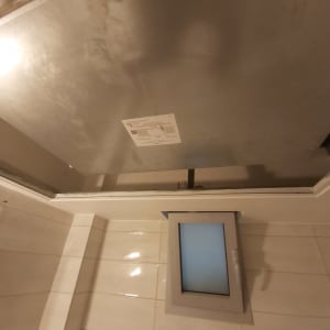 לוח גבס עם פתח גישה ותווית מידע